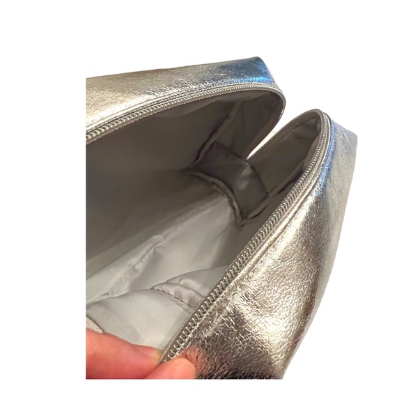 NWOT Metallic Cosmetic Bag On Trend NEW WITHOUT TAGS - Picture 3 of 4